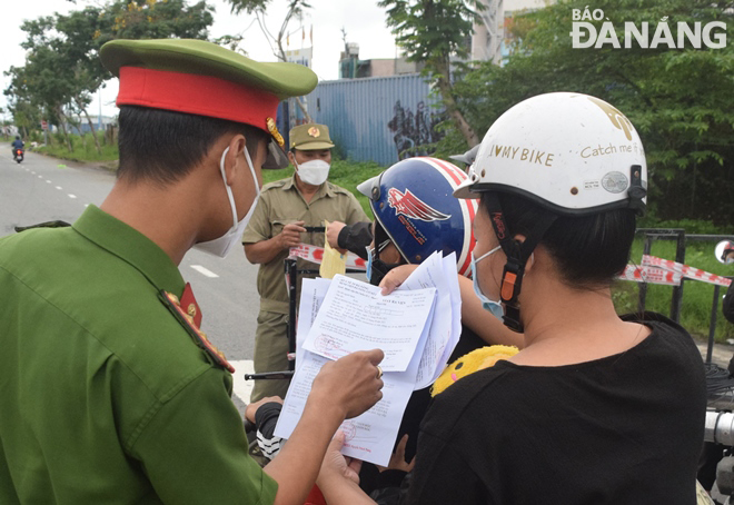 Coronavirus paperwork check is being carried on people leaving An Hai Bac and Nai Hien Dong wards, Son Tra District. Picture is taken at the COVID-19 checkpoint that has been set up at the intersection of Chu Huy Man - Pham Van Xao streets. Photo: HOANG HIEP