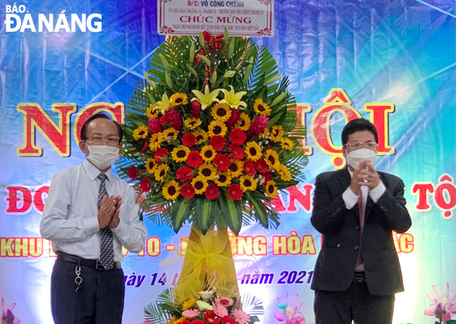 Trưởng ban Nội chính Thành ủy Võ Công Chánh (bên phải) tặng hoa chúc mừng khu dân cư số 10, phường Hòa Hiệp Bắc, quận Liên Chiểu. Ảnh: TRỌNG HÙNG