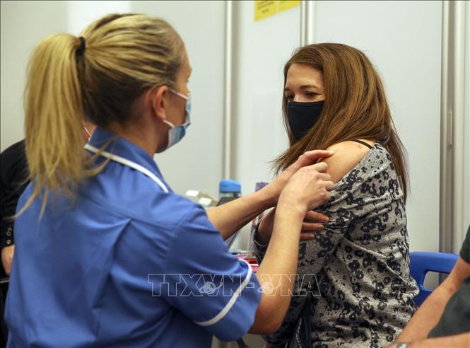  Nhân viên y tế tiêm vaccine ngừa COVID-19 của Moderna cho người dân ở phía Tây London, Anh ngày 13/4. Ảnh: AFP/TTXVN