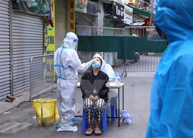 Medical workers take samples of residents in Phu Do, Ha Noi (Photo: VNA)