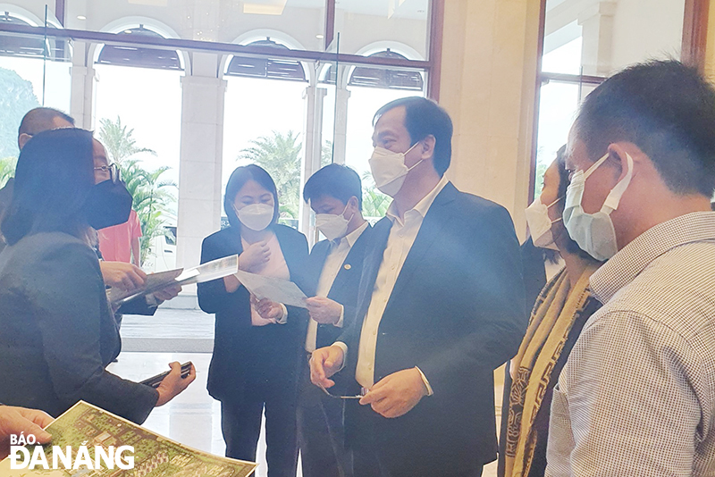 Director General of the Viet Nam National Administration of Tourism Nguyen Trung Khanh (3rd right) paying inspection visits to a number of accommodation establishments in Da Nang.