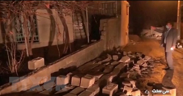 Nhà cửa bị hư hại sau trận động đất tại thị trấn Sisakht, Iran, ngày 18/2/2021. (Ảnh: AFP/TTXVN)
