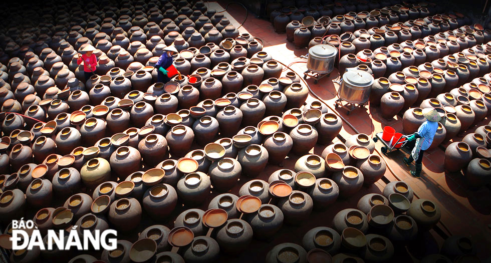 Sunlight heats up the jars, contributing to advancing the speed of the process. The sunnier it is, the quicker the process is completed.