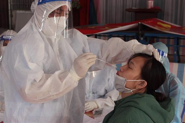 Ngành y tế lấy mẫu sàng lọc xét nghiệm COVID-19 cho người dân khu vực bị phong tỏa tại Ninh Bình. (Ảnh: Đức Phương/TTXVN)