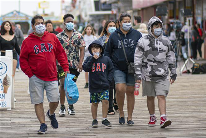 Người dân đeo khẩu trang phòng dịch Covid-19 tại bang New Jersey, Mỹ ngày 24-5-2021. Ảnh: AFP/TTXVN