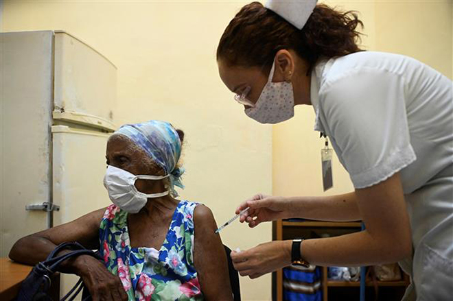  Nhân viên y tế tiêm vaccine ngừa Covid-19 cho người dân tại Havana, Cuba, ngày 2-8-2021. Ảnh: AFP/TTXVN