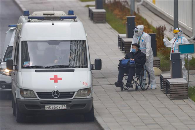  Nhân viên y tế chuyển bệnh nhân Covid-19 vào bệnh viện ở Moskva, Nga ngày 13-11-2021. Ảnh: THX/TTXVN