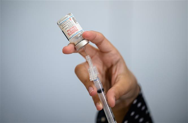 Nhân viên y tế chuẩn bị mũi tiêm vaccine ngừa Covid-19 của Moderna tại một điểm tiêm chủng ở New York, Mỹ ngày 16-4-2021. Ảnh: AFP/TTXVN