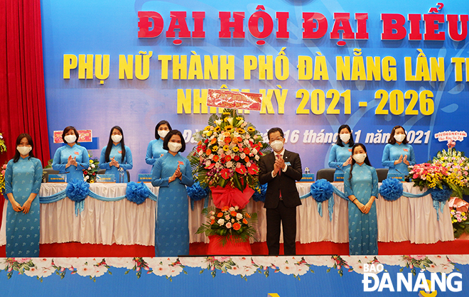 Bí thư Thành ủy Nguyễn Văn Quảng tặng họa chúc mừng Đại hội đại biểu Phụ nữ thành phố lần thứ XIV, nhiệm kỳ 2021-2026. Ảnh: XUÂN DŨNG