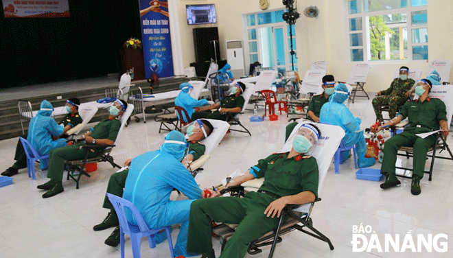 Military officers and soldiers from the Da Nang Military Command and the municipal Military School of Military Region 5 giving blood. Photo: VIET HUNG