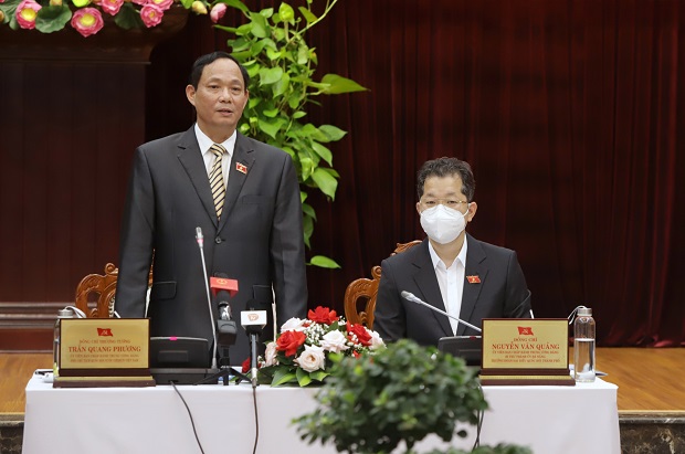 National Assembly Vice Chairman Sen. Lieut. Gen. Tran Quang Phuong (left) and  Da Nang Party Committee Secretary Nguyen Van Quang at the working session, November 15, 2021.Photo: NGOC PHU