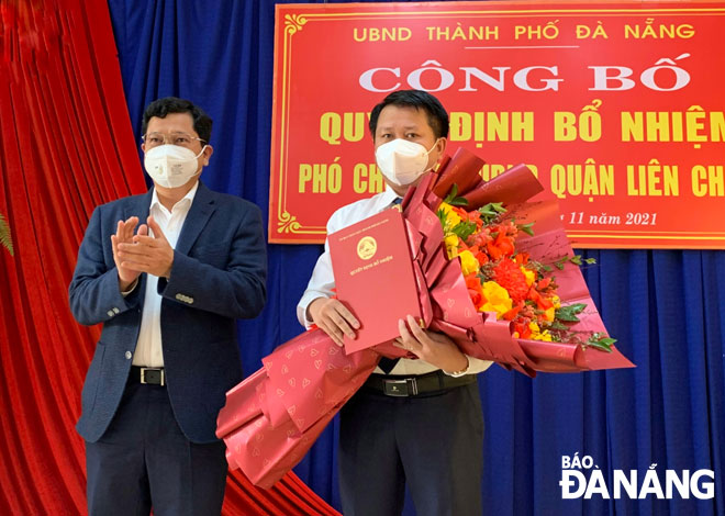 Phó Chủ tịch UBND thành phố Trần Phước Sơn (bên trái) trao Quyết định của Chủ tịch UBND thành phố cho ông Lê Thế Nhân Vân. Ảnh: TRỌNG HÙNG