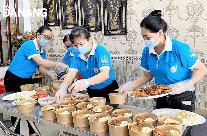 In recent years, the Da Nang Women's Union has carried out many meaningful activities to support the city’s battle against COVID-19. IN THE PHOTO: Member of the Thuan Phuoc Ward chapter of the municipal Women’s Union in Hai Chau District preparing meals for taskforce at local COVID-19 checkpoints. Photo: T.S