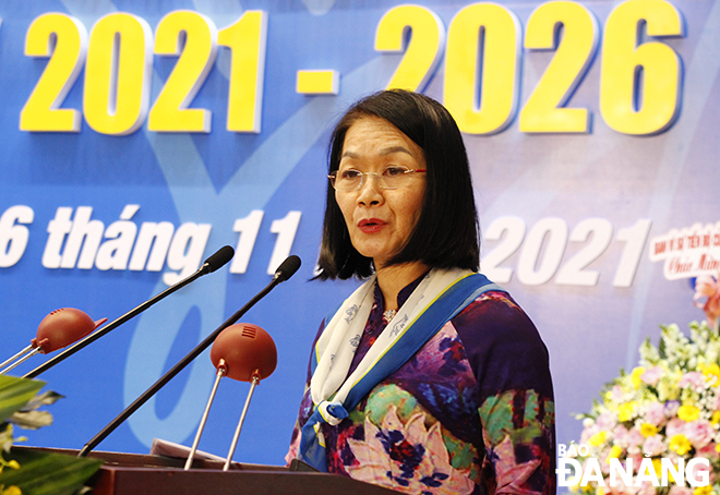  Vice President of the Central Committee of the Viet Nam Women's Union Bui Thi Hoa delivers a speech at the 14th Da Nang Women's Congress in the 2021 - 2026 term, November 16, 2021. Photo: XUAN DUNG