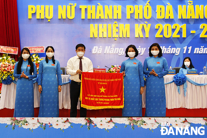  Da Nang Party Committee Deputy Secretary cum municipal People's Council Chairman Luong Nguyen Minh Triet presents the national government's emulation flag to the municipal Women's Union. Photo: XUAN DUNG