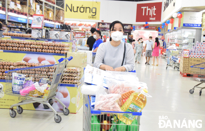 Retailers in Da Nang have actively stockpiled goods to satisfy the growing shopping demand from customers at the end of the year. IN THE PHOTO: Shoppers are seen at the MM Mega Market Center. Photo: QUYNH TRANG
