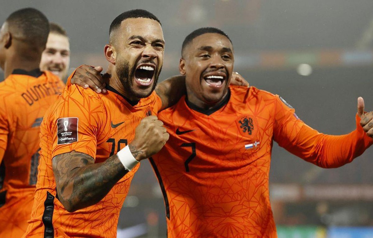 Bergwijn (phải) và Depay giúp Hà Lan giành vé dự VCK World Cup 2022. (Nguồn: Getty Images)