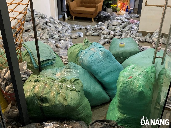 The Thanh Khe District Police discover a large number of imported clothing goods of unknown origin from the Do Quang Street-located warehouse. Photo: L.H 