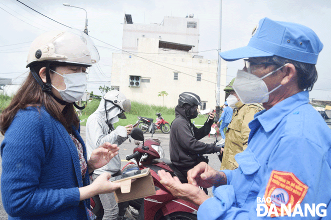 A woman (first, left) is refused entry into the Tho Quang Fishing Wharf by security guards due to no proof of vaccination. Photo: HOANG HIEP