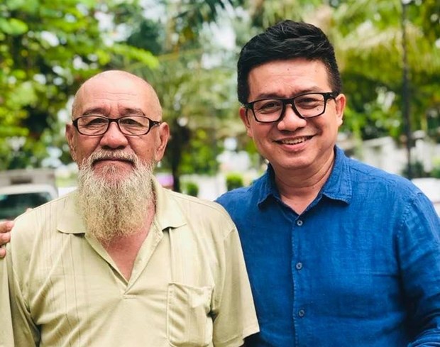 Diễn viên lồng tiếng Văn Ngà (trái) và thế hệ đàn em, diễn viên lồng tiếng Đạt Phi. (Ảnh: Facebook Dat Phi Nguyen)