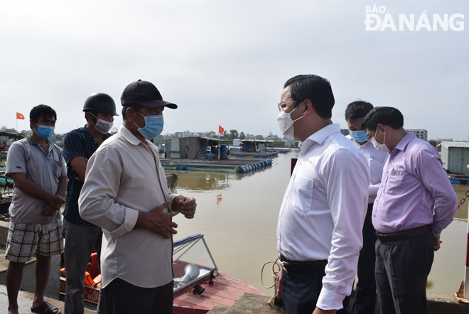 Phó Chủ tịch HĐND thành phố Lê Minh Trung (thứ tư từ trái sang) trò chuyện, vận động các hộ dân nuôi trồng thủy sản lồng bè chấp hành chủ trương của thành phố. Ảnh: HOÀNG HIỆP