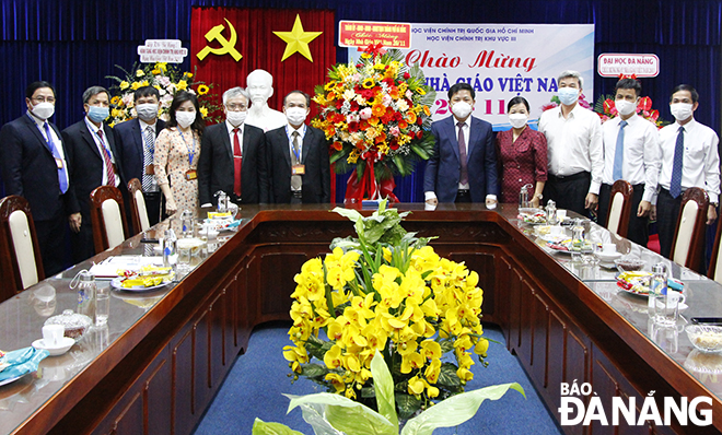 Da Nang Party Committee Deputy Secretary cum municipal People's Council Chairman Luong Nguyen Minh Triet (fifth from right) visits the Region 3 Politics Academy, November 17, 2021 Photo: XUAN DUNG