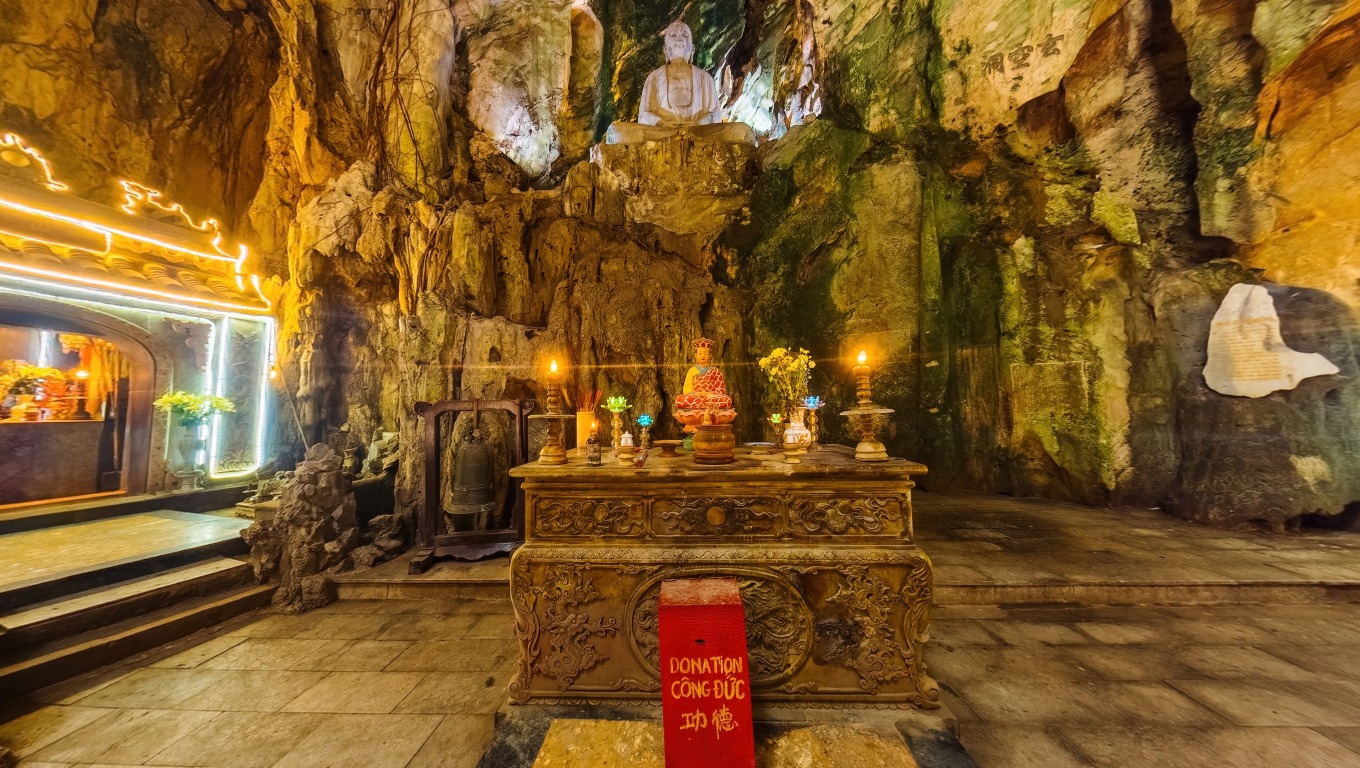 The Sakyamuni Buddha Statue in the Marble Mountains Tourist Area