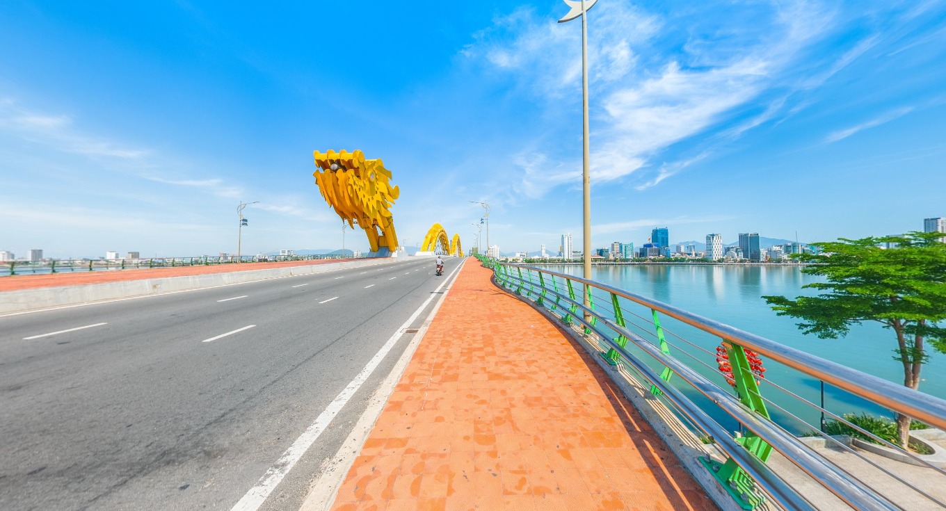 The Rong (Dragon) Bridge from the perspective of the VR 360 virtual reality technology.