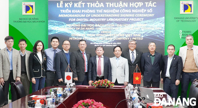 The Da Nang University of Science and Technology enter memorandum of understanding with Hitachi Systems Viet Nam Co., Ltd. to develop a digital industry laboratory project (Photo taken prior to the COVID-19 surge. 