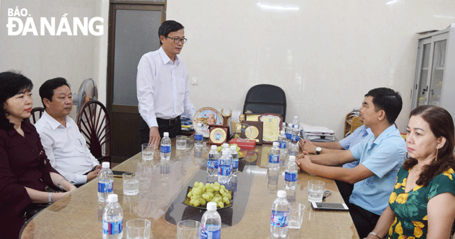 Chairman of the Da Nang Cooperative Alliance Pham Cong Chinh (third left) presenting his solutions to help member cooperatives promptly remove obstacles. Photo taken without COVID-19 by HOANG HIEP.