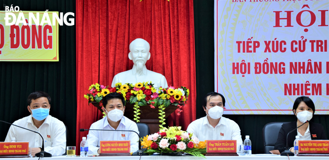 Các đại biểu HĐND thành phố tổ đại biểu quận Cẩm Lệ tham dự buổi tiếp xúc cử tri tại phường Hòa Thọ Đông. Ảnh: TRỌNG HUY