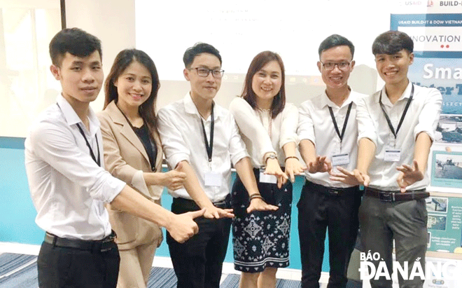 Dr Nguyen Thi Anh Thu (left, second), the thoughtful supporter of excellent students at the eProjects Innovation Showcase Contest. (Photo taken before COVID-19 resurgence). Photo: NGOC HA