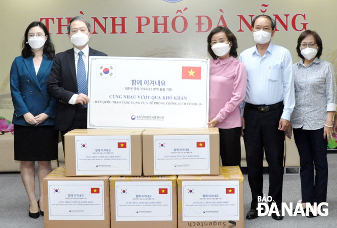 Vice Chairwoman Ngo Thi Kim Yen (third, right) receives COVID-19 test kits and medical supplies from South Korean Consul General in Da Nang, Mr Ahn Min-sik (second, left). Photo: LE HUNG