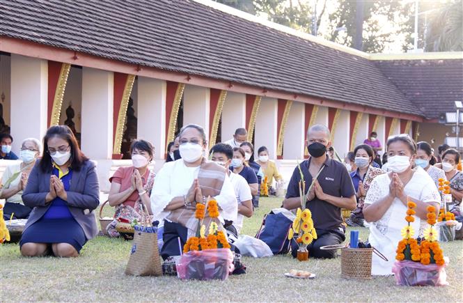 Quang cảnh người dân đang hành lễ dưới chân tháp ThatLuang, chiều 17-11. Ảnh: Phạm Kiên - Phóng viên TTXVN tại Lào