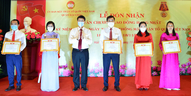 Chủ tịch Ủy ban MTTQ Việt Nam thành phố Ngô Xuân Thắng (thứ 3, từ trái sang) trao bằng khen của Ủy ban MTTQ Việt Nam thành phố cho các cá nhân có thành tích xuất sắc của Mặt trận quận Hải Châu giai đoạn 2016-2020. Ảnh: T.H