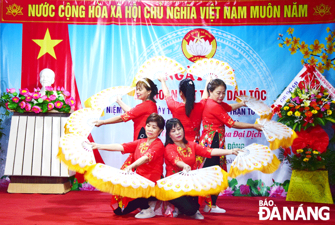 Văn nghệ chào mừng tại lễ kỷ niệm 91 năm Ngày truyền thống MTTQ Việt Nam (18-11-1930 - 18-11-2021) và Ngày hội Đại đoàn kết toàn dân tộc năm 2021 tại khu dân cư 6B, phường An Hải Đông (quận Sơn Trà). Ảnh: T.HUY	