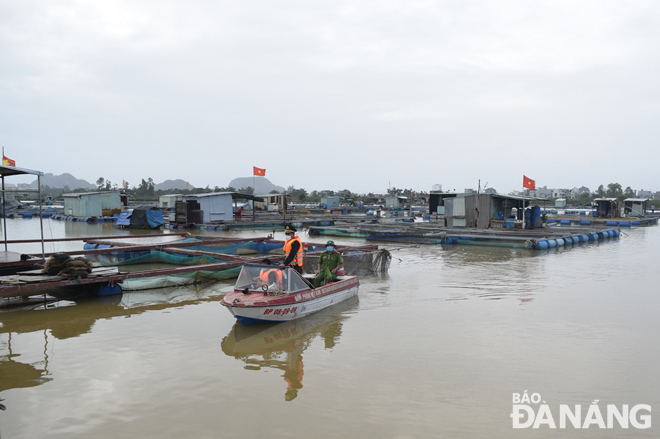 Functional bodies in Ngu Hanh Son District counting illegal aquaculture structures on the Co Co River