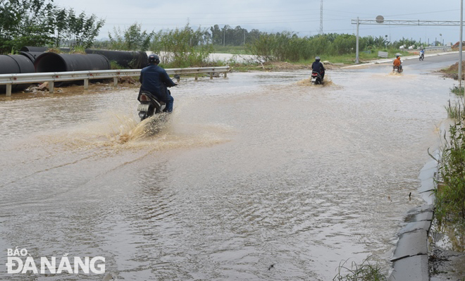 Lũ dâng lên gây ngập đoạn thấp trũng trên tuyến đường Thăng Long từ trưa 18-11. Ảnh: HOÀNG HIỆP