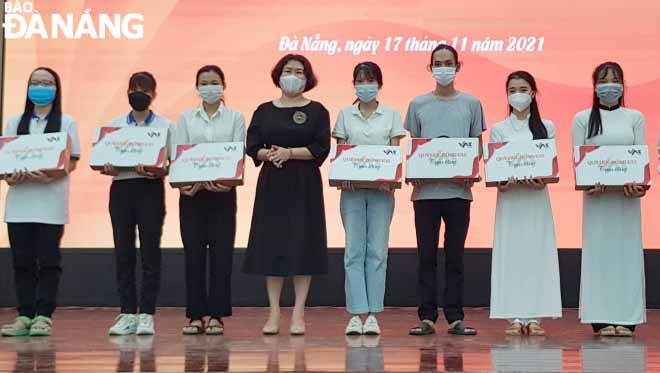 Students received laptops, valued at VND 12 million each, funded by the VAS Steel Viet My Limited Liability Company.