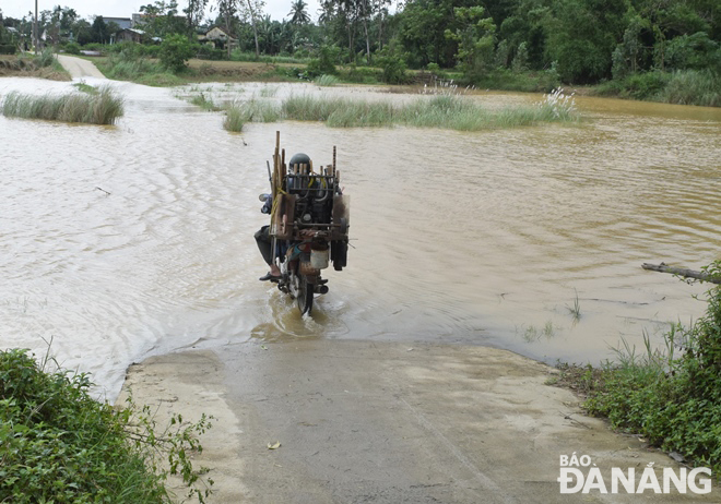 A road linking Hoa Tien Commune, Hoa Vang District with Dien Tien Commune, Dien Ban Town , Quang Nam Province was flooded at the midday on November 18. Photo: HOANG HIEP