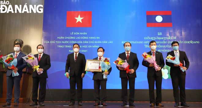 Lao Consul General Viengxay Phommachanh (third left) awarding a Third-class Labour Medal from the President of the Lao People's Democratic Republic to UDN’s leaders 