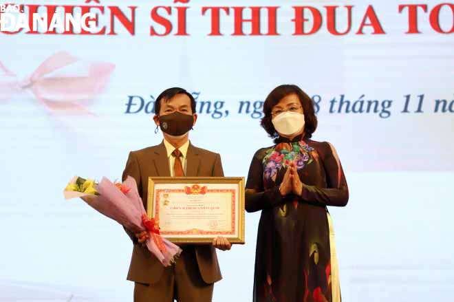 Da Nang People's Committee Vice Chairman Ngo Thi Kim Yen (right) awarding the ‘National Emulation Fighter’ title to Assoc.Prof.Dr. Le Tu Hai, Dean of Chemistry Faculty of the Da Nang University of Education 