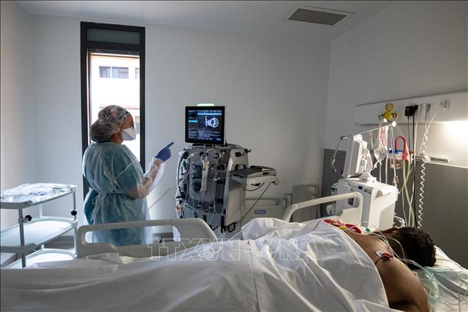 Nhân viên y tế điều trị cho bệnh nhân COVID-19 tại bệnh viện ở Martinique, Pháp. Ảnh: AFP/TTXVN
