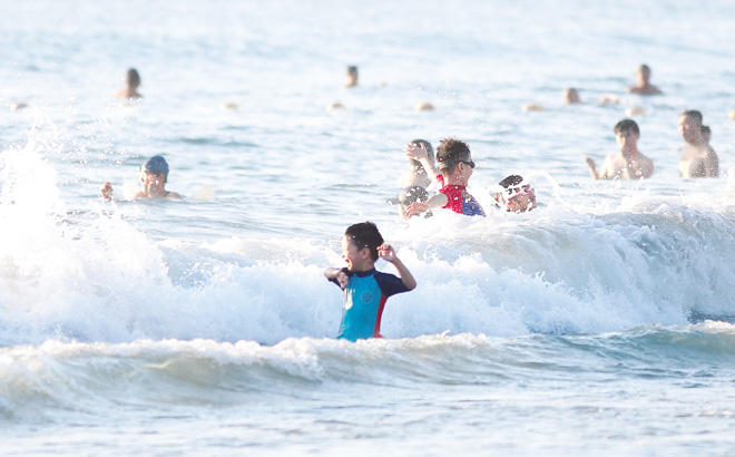 Người dân Đà Nẵng và du khách hào hứng  đi tắm biển từ sáng sớm vào những ngày hè. Ảnh: DOÃN TRIỀU-KHÁNH LINH