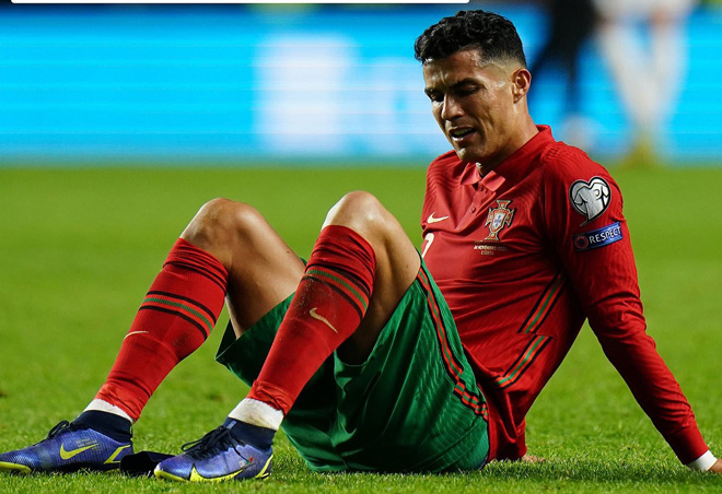 Cristiano Ronaldo khóc sau trận Bồ Đào Nha thua Serbia 1-2 trên sân nhà. Ảnh: Getty Images	