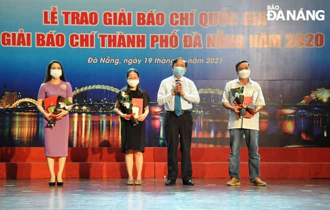 Phó Chủ tịch Hội Nhà báo Việt Nam Mai Đức Lộc (thứ 2, phải sang) trao giải cho tác giả, nhóm đoạt giải Báo chí Quốc gia năm 2020. Ảnh: LÊ HÙNG
