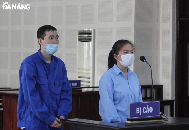 Bị cáo Trần Nhật Minh Tuấn và bị cáo Nguyễn Thị Kim Trang tại phiên tòa. Ảnh: LÊ HÙNG