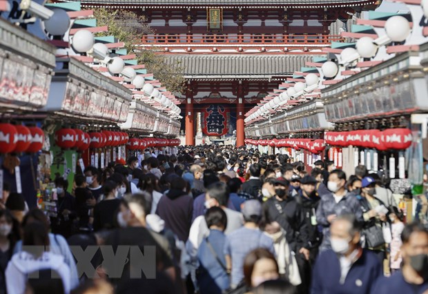 Người dân tập trung tại khu mua sắm Nakamise ở Tokyo, Nhật Bản, ngày 30/10/2021, sau khi các biện pháp hạn chế phòng dịch COVID-19 được nới lỏng. (Ảnh: Kyodo/TTXVN)