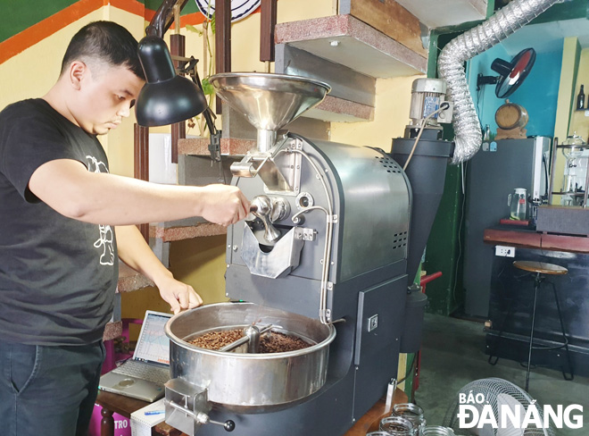 Anh Nguyễn Văn Tín, Chủ Làng Roastery coffee rang cà phê 100% Arabica tại quán. Ảnh: THANH TÌNH
