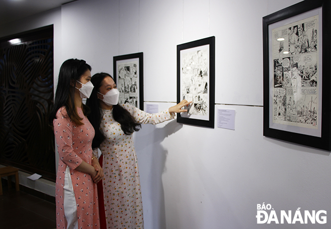 Người dân tham quan triển lãm bộ sưu tập trang gốc truyện tranh của Họa sĩ Vĩnh Khoa - Vink. Ảnh: XUÂN DŨNG